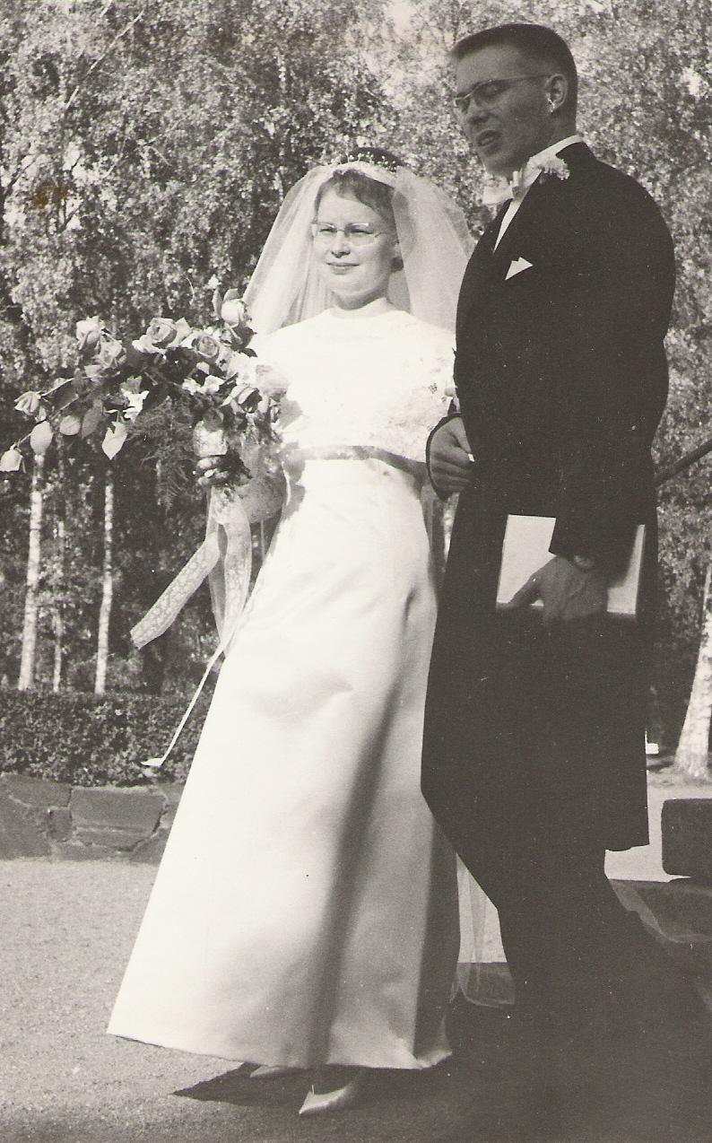 25-19640927008-Salli-Asko-KirkonPortailla-H014